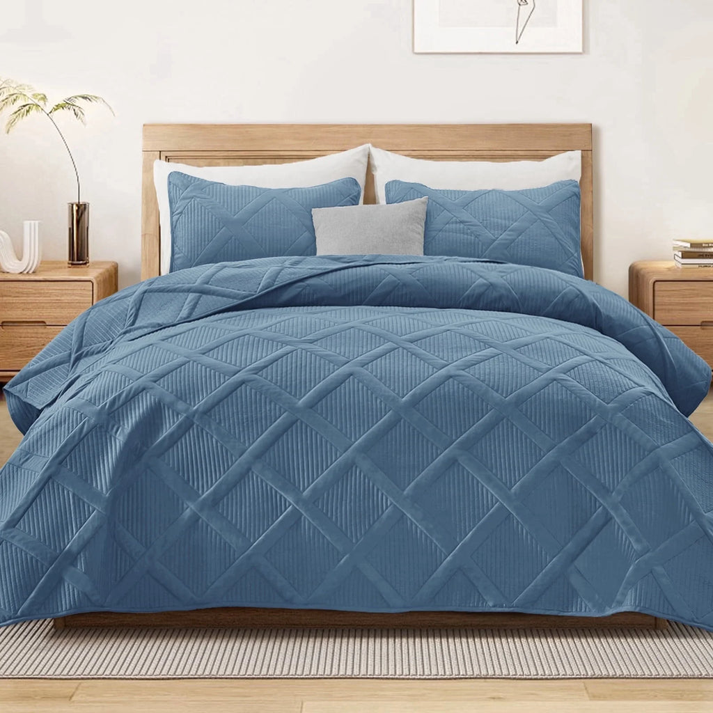 Ultrasonic King Quilt Set, 3-Piece Lightweight Bedspreads Modern Striped Coverlet, White